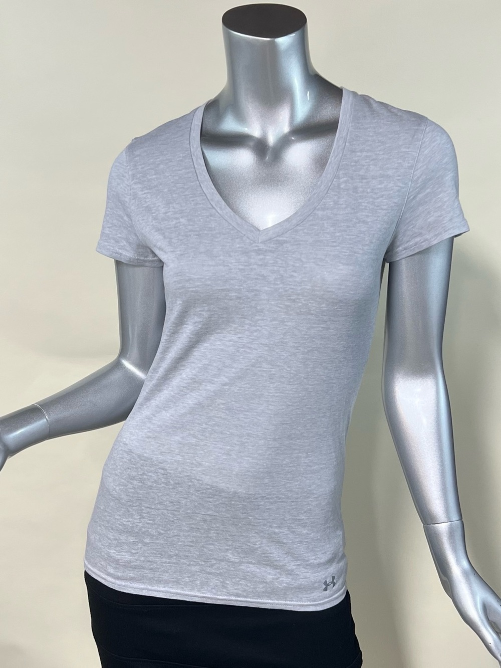 Under Armour Women’s Small Light Grey Thin V Neck T Shirt Heat Gear - Picture 4 of 16